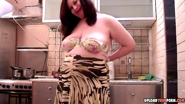 Plus-size unclothes her clothes before she drains