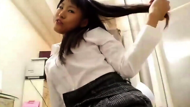 Chinese chick puts on a tough fart show