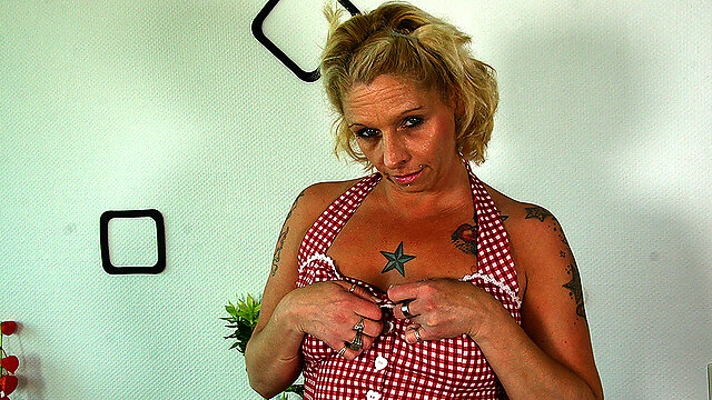 Dutch Housewife Playing With Her Toy - MatureNL