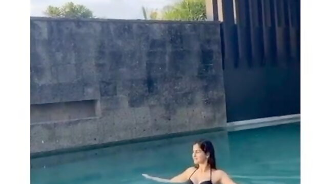 Sakshi Mallik hot body navel bikini