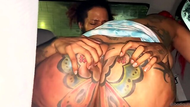 Tattooed booty slut does deep blowjob