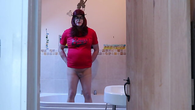 Crossdresser pissing in tights