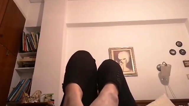 Noulita moves her sexy (size 37) feet, part 17