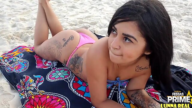 Hot girl picked up on beach and fucked