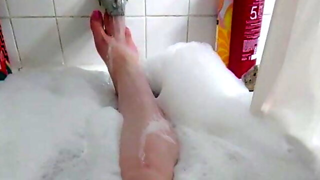 BBW Playing with tits and puss in the bubble bath!