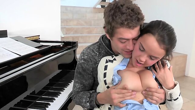 L'insegnante di pianoforte fa l'amore con il suo giovane allievo