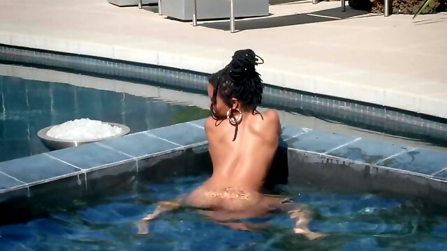 Outdoor masturbation by the pretty black girl with dreadlocks