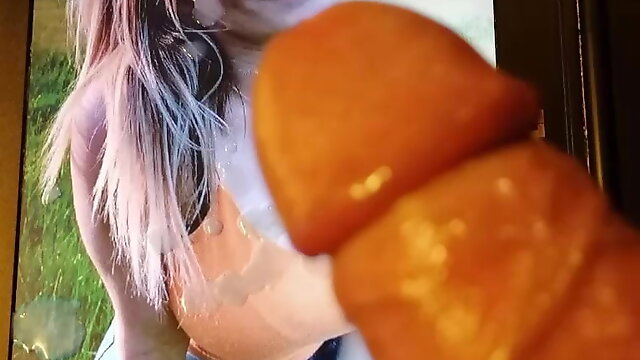 SluttySara auf die fetten titten gespritzt