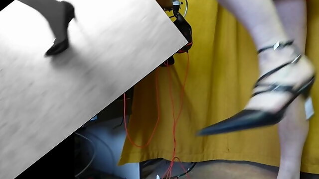 Shoe hell insertion cock