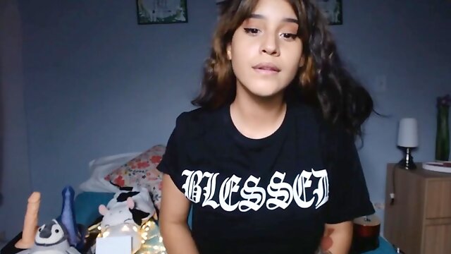 Magnificent latina flashes her natural boobs on cam