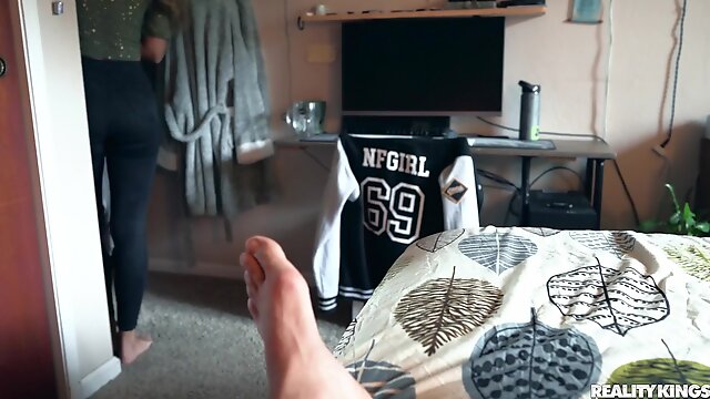 Amateur beauty cant get enough of this thick dick