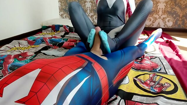 Gwen Stacy - Footjob For Spiderman