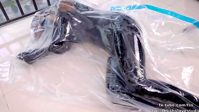 DOVE – Latex bodysuit on vacuum bag breathplay