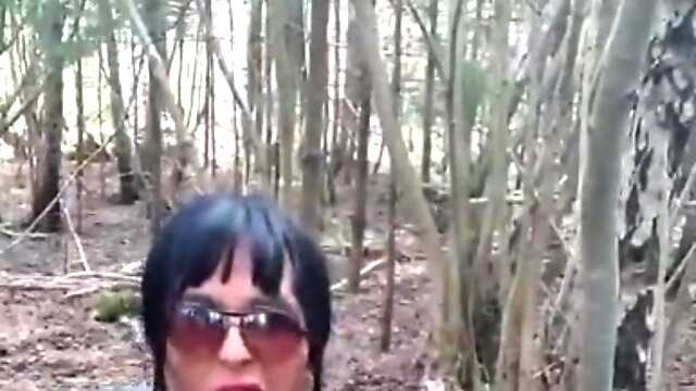 Sexychantal wieder im Wald unterwegs