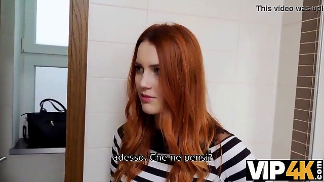 Un uomo incontra il dolce zenzero al centro commerciale e la scopa per soldi