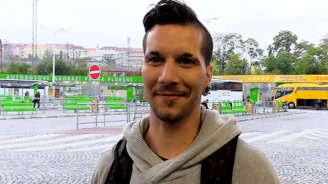 Good-looking amateur takes a huge facial here