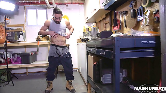 Maskurbate - Hunk Construction Worker Jerks Off At Work 