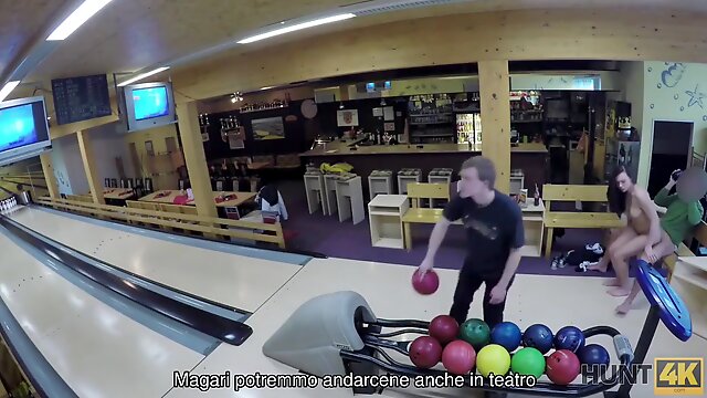 Il Gioco Del Bowling E Noioso Il Sesso Con Una Ragazza Carina Puo Rallegrare