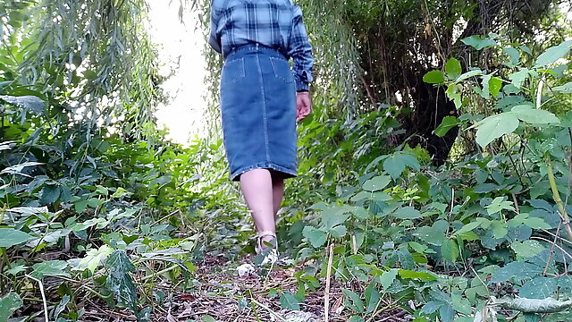 Russian mommy pissing outdoors with a buttplug in her ass