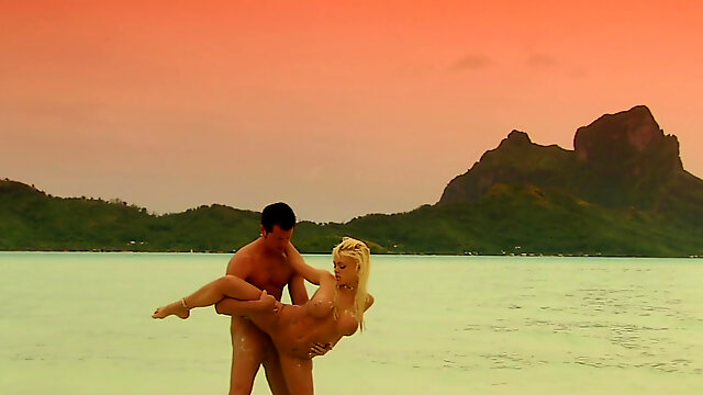 Beauteous Jesse Jane has island sex