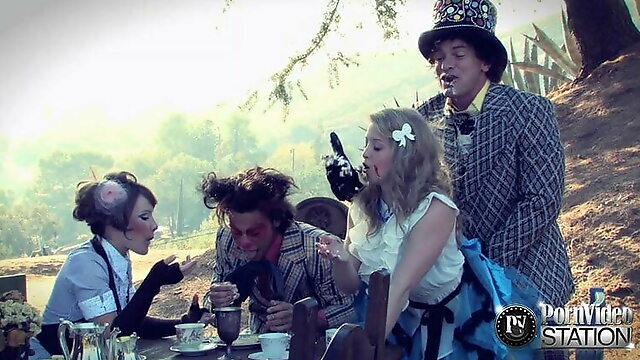 Alice In Wonderland, Cosplay, Public