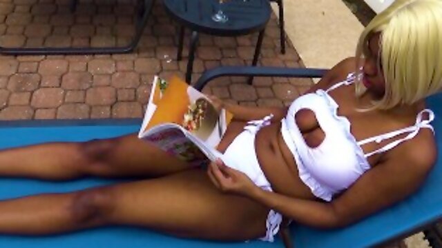 Getting Naked After Hanging Out In The Swimming Pool, Ebony Babe Msnovember