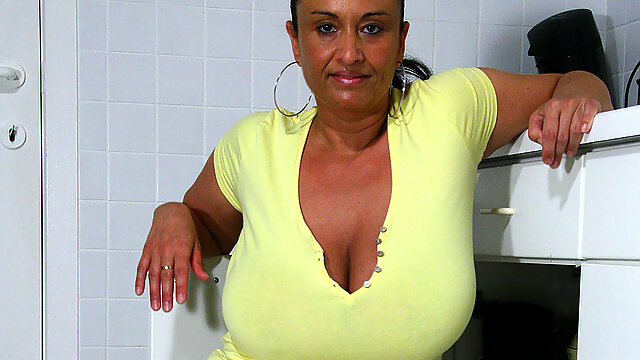 Big Breasted Milf Getting Wet And Wild - MatureNL