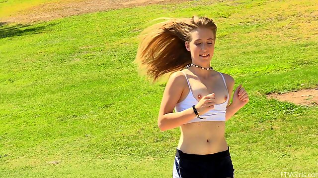 Sporty blonde babe Dakota exposes her pussy in public while jogging