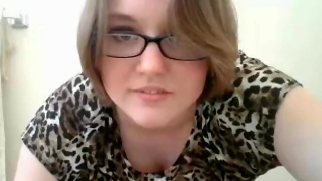 Amateur chubby in glasses wants ur strong cock