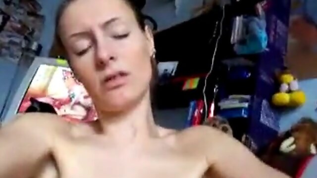 Webcam MILF masturbates with dildo