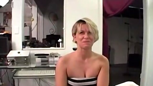 Amateur blonde woman shows off her amazing blowjob abilities