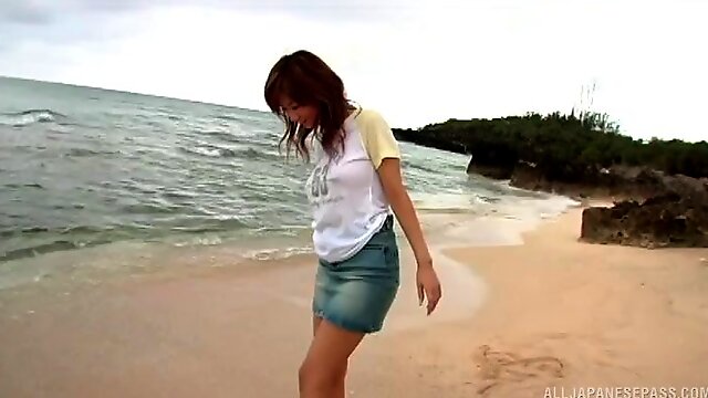 Enticing Japanese MILF slut likes fucking outdoors on the beach