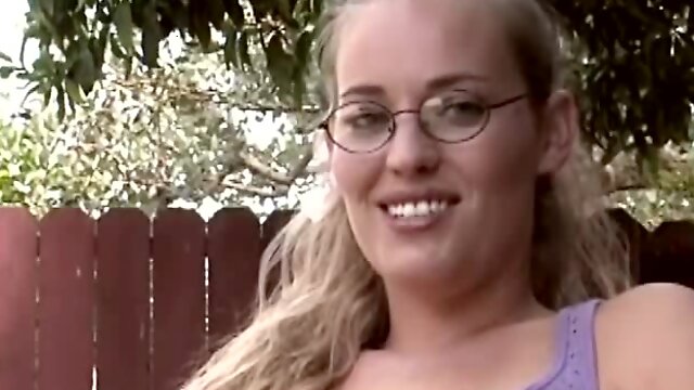 An amateur girl with glasses gives up the pussy outdoors