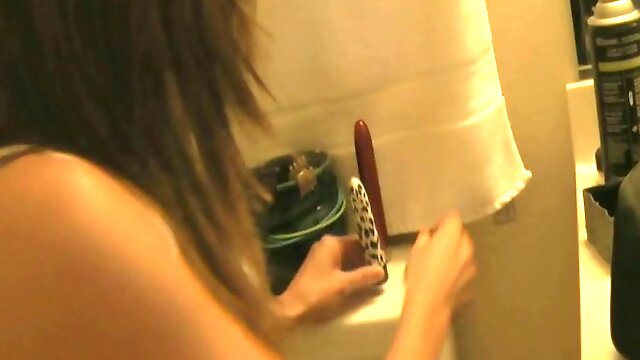 Jody Love toys her cunt in the toilet and gives a blowjob to her BF