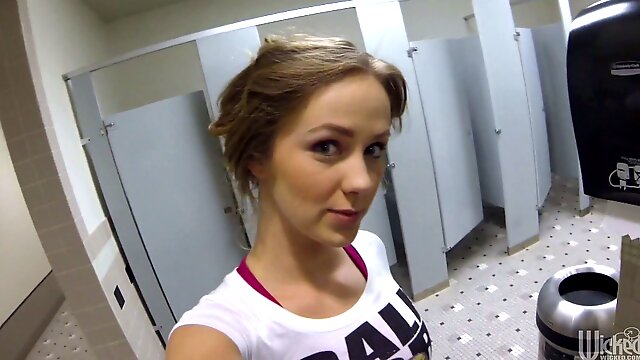 Cette pute sexy qui aime le sperme fait une bonne pipe pour cette vidéo