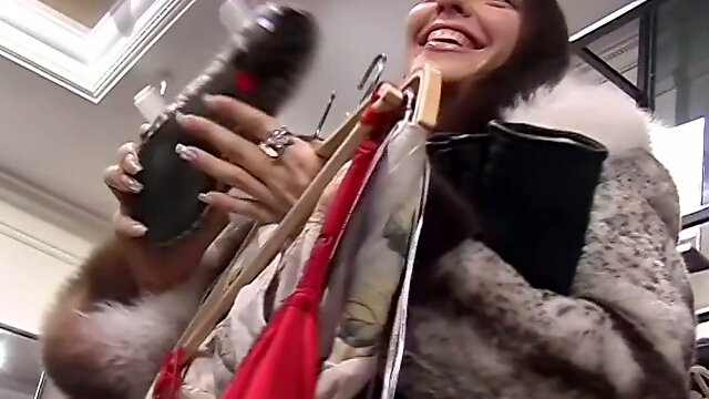 Brunette Girlfriend Goes Shopping and Blowjobs in the Changing Room