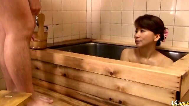 Reiko Makihara Fucking In The Bath and Giving Blowjob