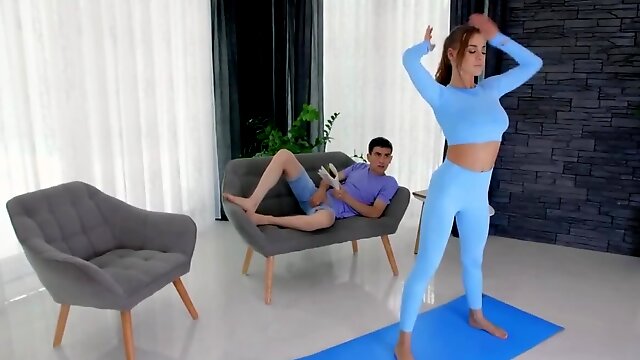 Le sexe avec un colocataire donne plus de plaisir à la diva aux gros seins que le yoga