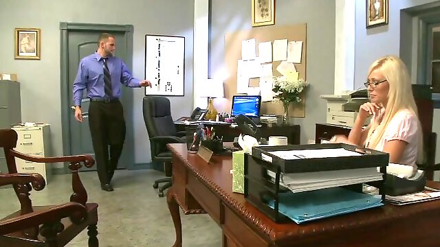 Office sex grants MILF manager the best orgasm