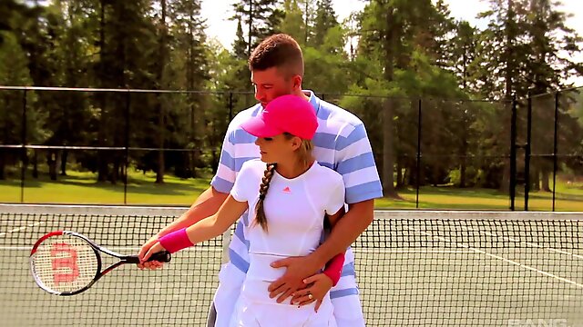 Sporty ass chick gets laid on the tennis court