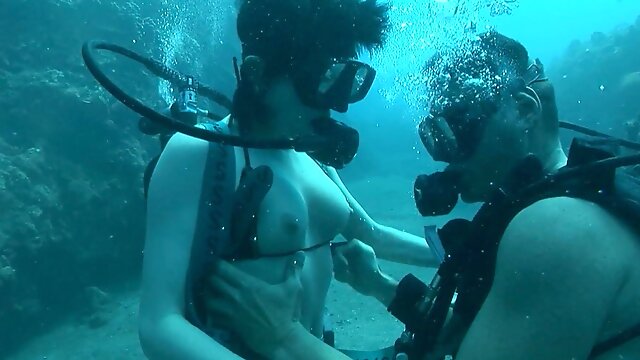 Underwater fetish XXX action on cam