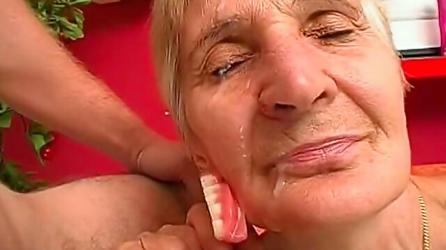 Mature granny fuck in her shaved puss