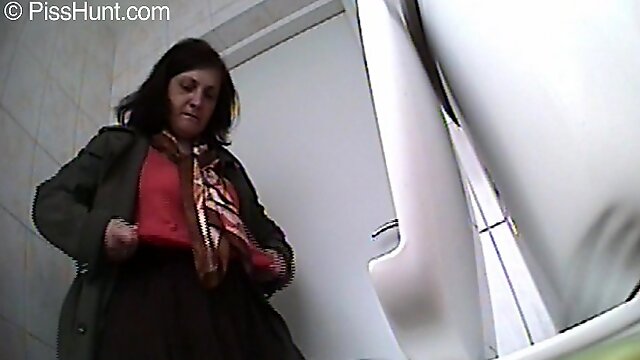 Spicy brunette is peeing on the cam