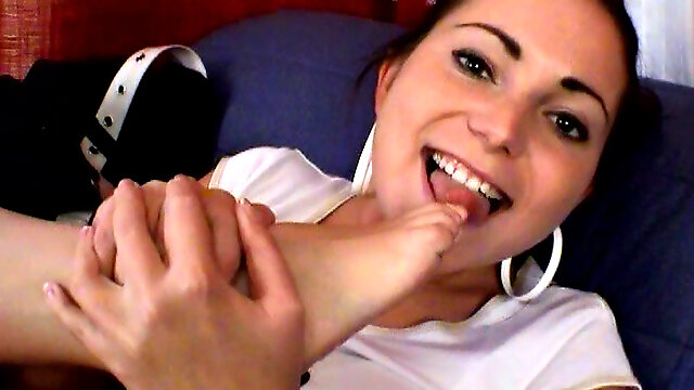 Laura K is sucking her own feets on the cam