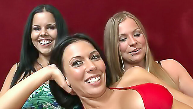 Lesbian foursome with strapon sex