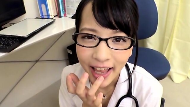 Video of pretty doctor Abe Mikako giving a blowjob to a patient