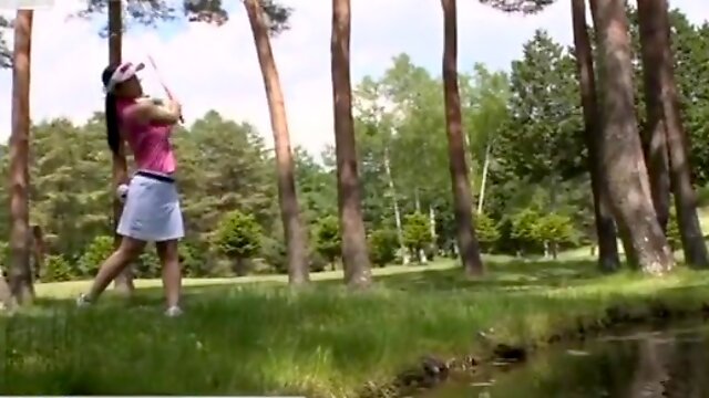 Video of a provocative Japanese wife playing golf completely naked