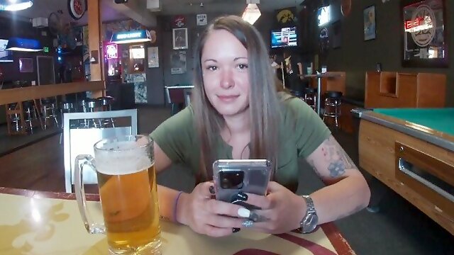 Felkapott egy aranyos tetovált barna nőt a bárban