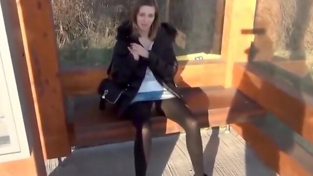 Chick fucking a lucky dick out in Bus Stop until she gets cummed