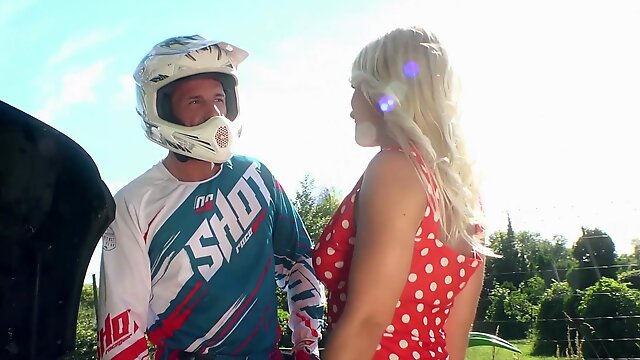 Outdoors video of quickie sex between a motocross rider and Rossella